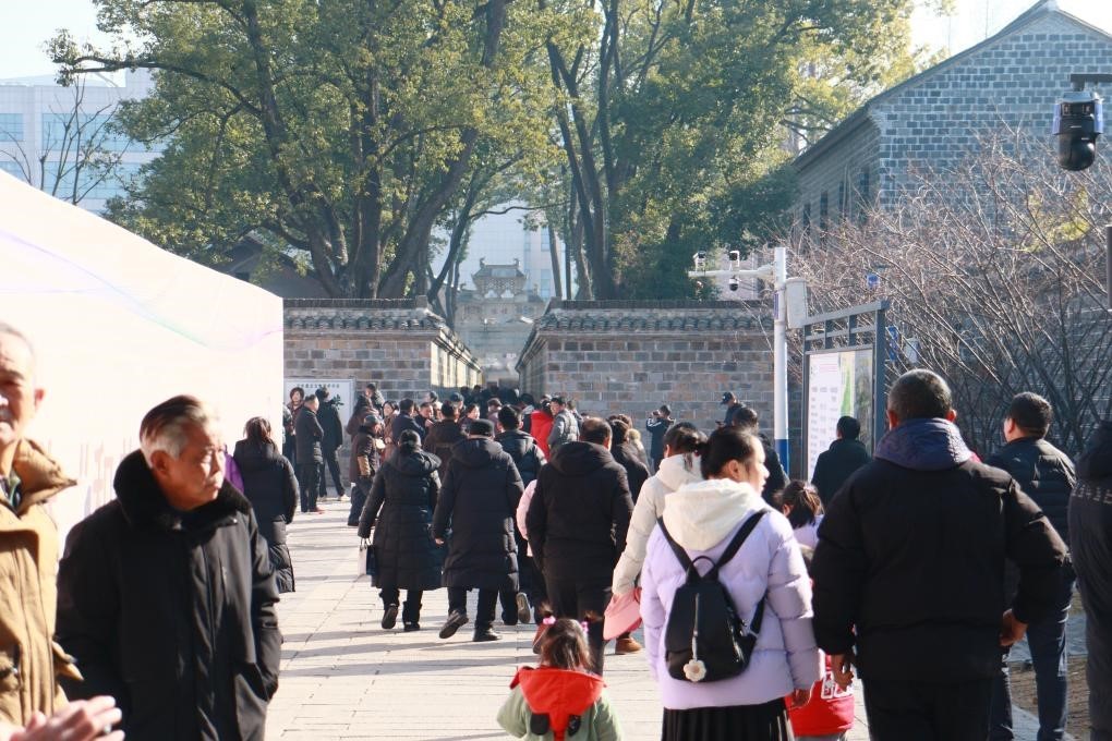 1月29日，游客在安徽省桐城市的六尺巷游覽。新華社記者 許諾 攝