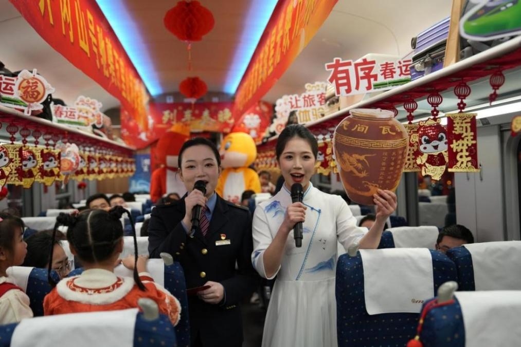 列車乘務(wù)員向旅客介紹江西美食——瓦罐湯。人民網(wǎng) 歐陽易佳攝