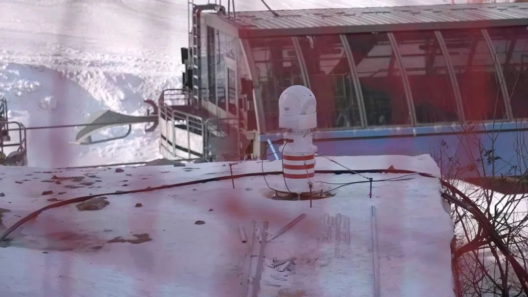 設(shè)在坡面障礙技巧和大跳臺雪道旁的激光測風(fēng)雷達(dá)。氣象部門供圖