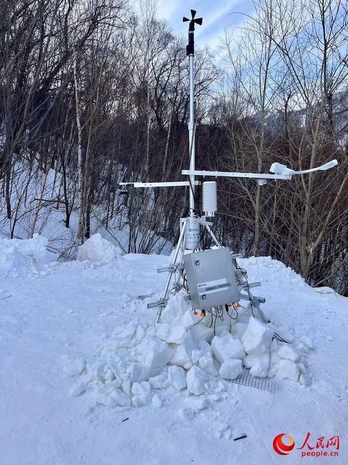 設(shè)置在賽道附近的便攜式自動氣象站。人民網(wǎng) 高清揚(yáng)攝