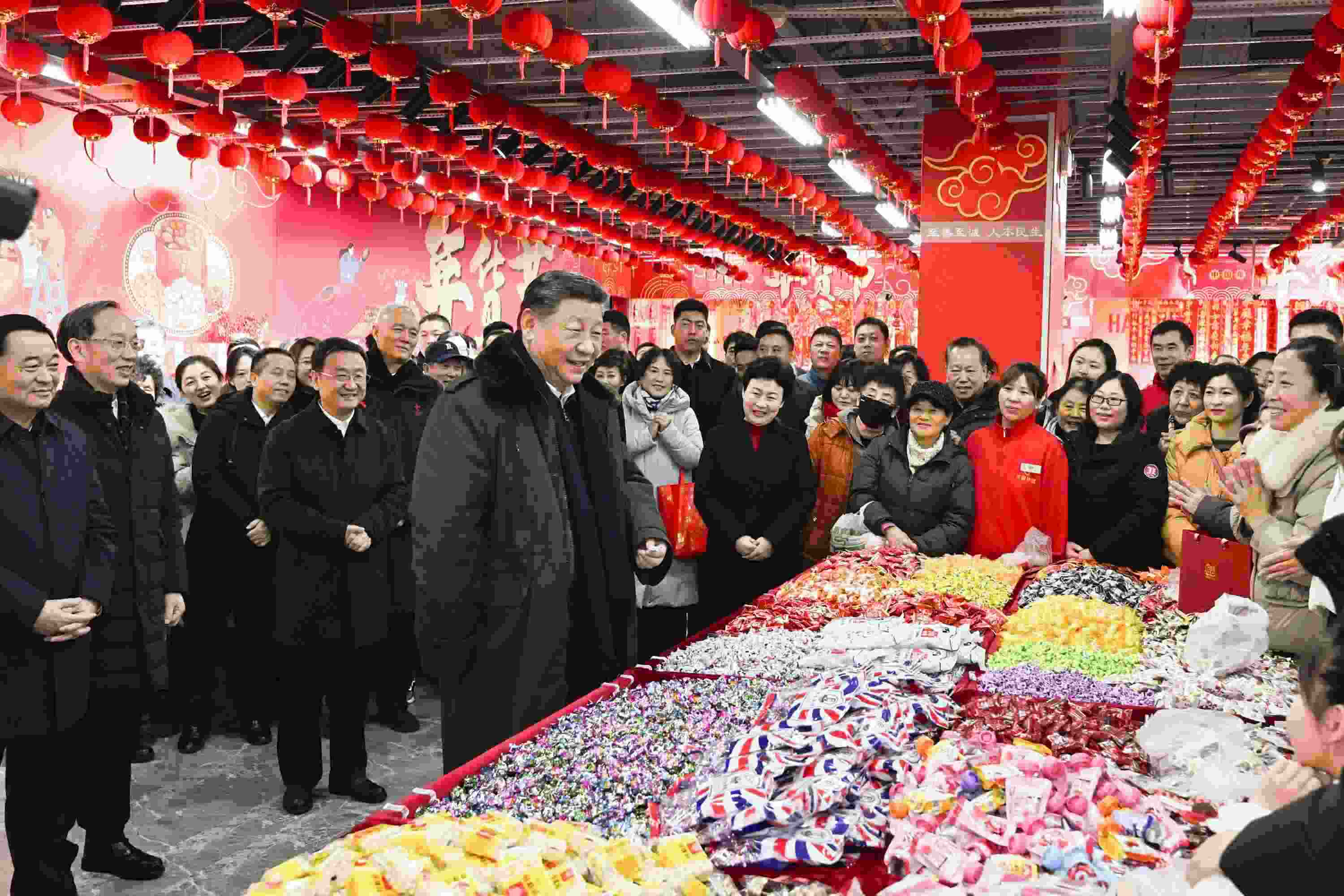 2025年1月23日，習(xí)近平總書(shū)記在遼寧沈陽(yáng)大東副食品商場(chǎng)考察時(shí)，同店主和顧客親切交流，向大家致以新春祝福。