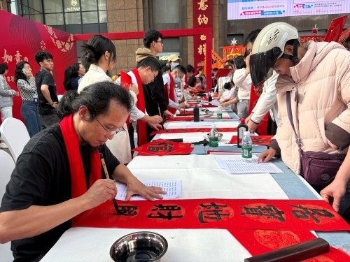 活動現(xiàn)場贈送春聯(lián)和福字。人民網(wǎng) 陳葉欣攝