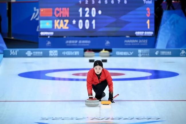 2月4日，中國隊選手韓雨在比賽中擲壺。新華社記者 江漢 攝