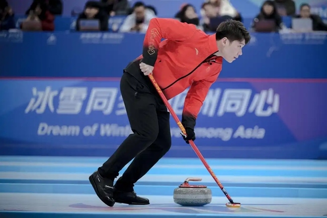 2月4日，中國隊選手王智宇在比賽中擦冰。新華社記者 江漢 攝