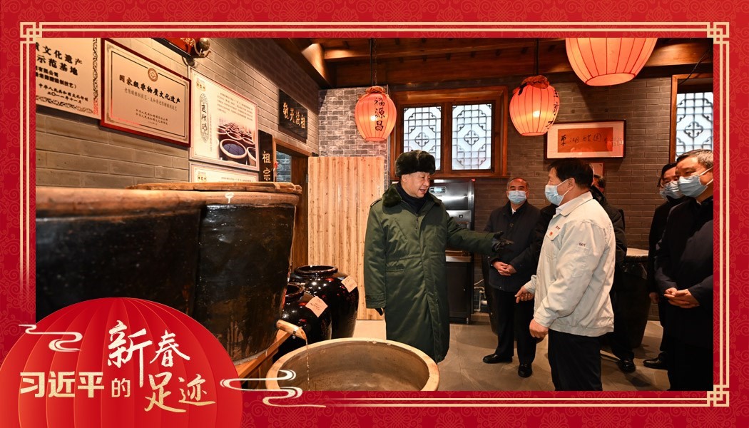 2022年1月27日，習(xí)近平總書(shū)記沿街巷察看山西平遙古城風(fēng)貌，走進(jìn)東湖老醋坊，了解當(dāng)?shù)亻_(kāi)展特色經(jīng)營(yíng)情況。