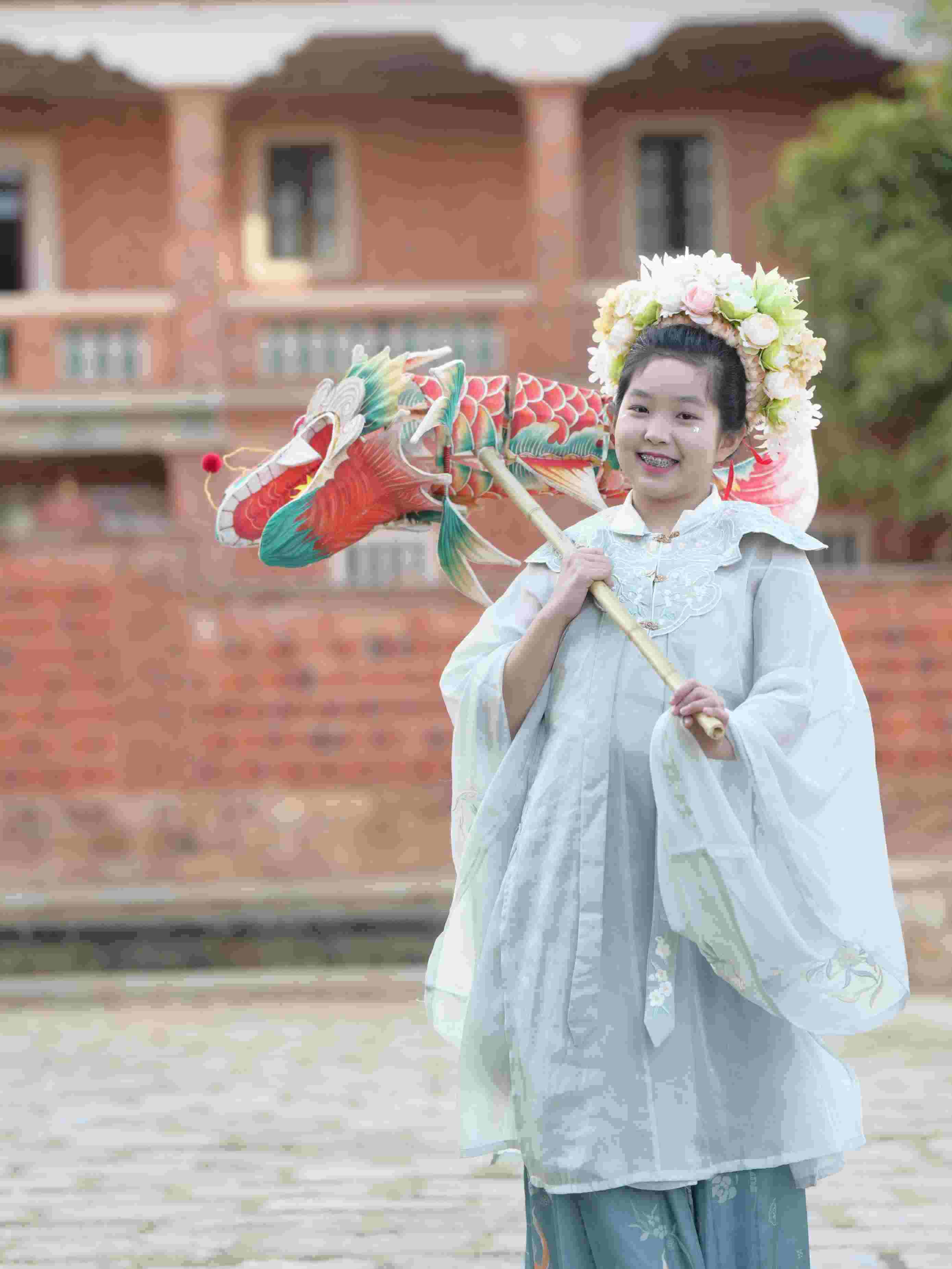 在泉州，沈女士為女兒拍下頭戴簪花的照片。受訪者供圖