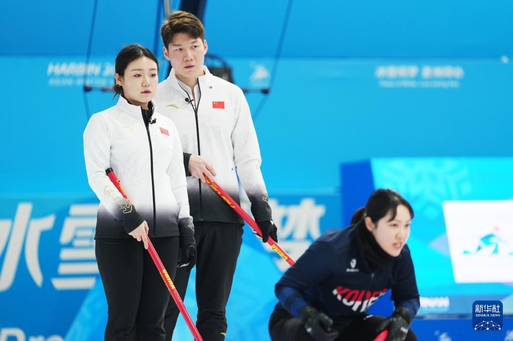 2月6日，中國(guó)隊(duì)選手王智宇（中）、韓雨（左）在比賽中。新華社記者 王松 攝