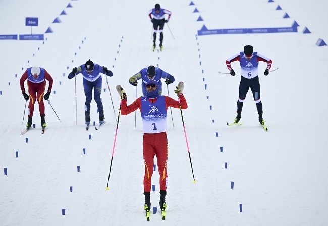 2月8日，王強(qiáng)（中）慶祝奪冠。新華社記者 張龍攝
