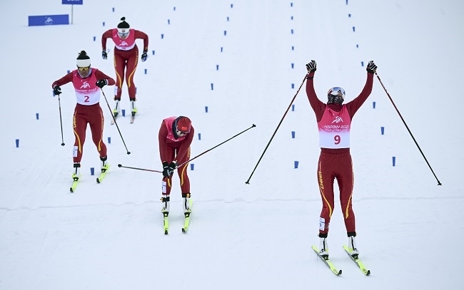 2月8日，李磊（右一）沖過(guò)終點(diǎn)后慶祝奪冠。新華社記者 張龍攝
