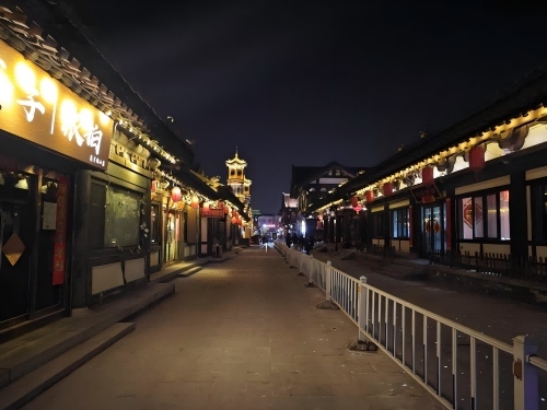 道歉公告發(fā)布后，夜晚10時的古城。人民網(wǎng)記者 黃鈺攝