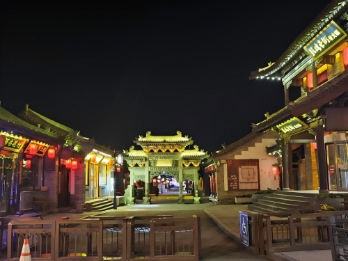 道歉公告發(fā)布后，凌晨5時的古城。人民網(wǎng)記者 黃鈺攝