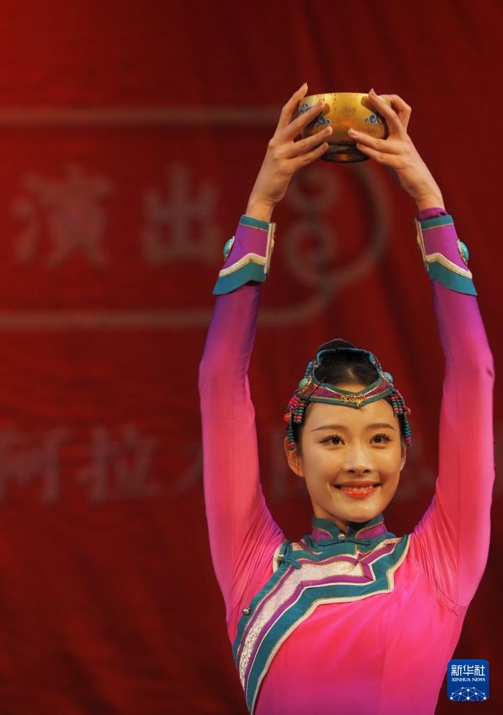 2月11日，在哈薩克斯坦阿拉木圖的阿拜國(guó)家歌劇和芭蕾舞劇院，中國(guó)演員表演舞蹈。新華社記者 趙宇 攝