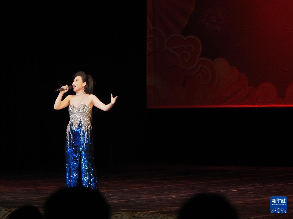 2月11日，歌手在哈薩克斯坦阿拉木圖的阿拜國(guó)家歌劇和芭蕾舞劇院演唱歌曲。新華社記者 趙宇 攝