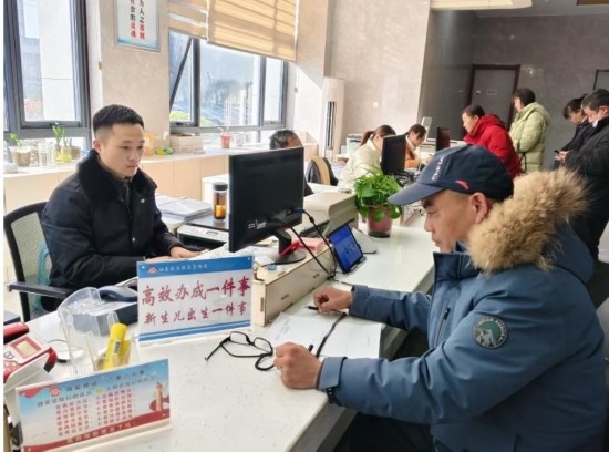市民在 “高效辦成一件事” 窗口辦理業(yè)務(wù)。彭雪松攝