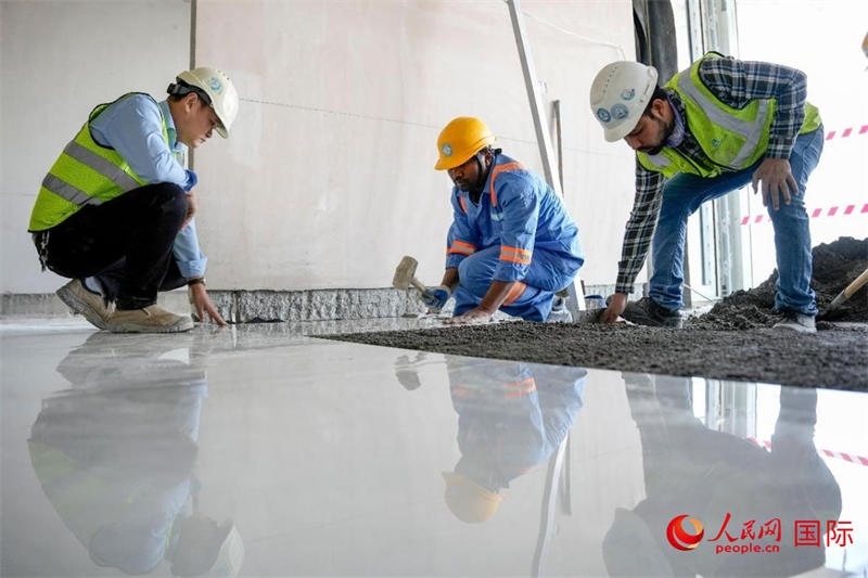 鋪地磚。人民網(wǎng)塔里克·易卜拉欣攝