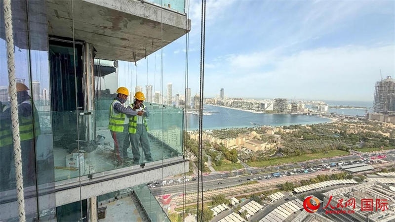 工人正在高層作業(yè)。人民網(wǎng)塔里克·易卜拉欣攝