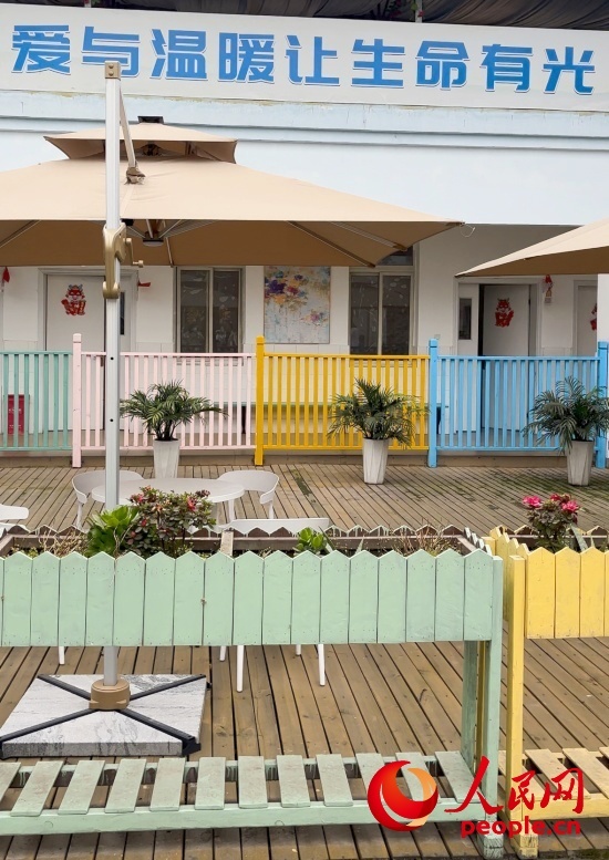 為讓“老小孩”住著開心，南泉鎮(zhèn)衛(wèi)生院設(shè)計(jì)成幼兒園風(fēng)格。人民網(wǎng) 陳葉欣攝