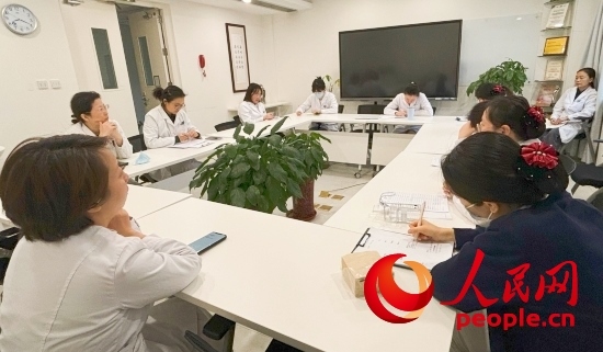 交班會上，海淀醫(yī)院安寧療護(hù)團(tuán)隊(duì)討論患者和家屬需求。人民網(wǎng)記者 金慧慧攝