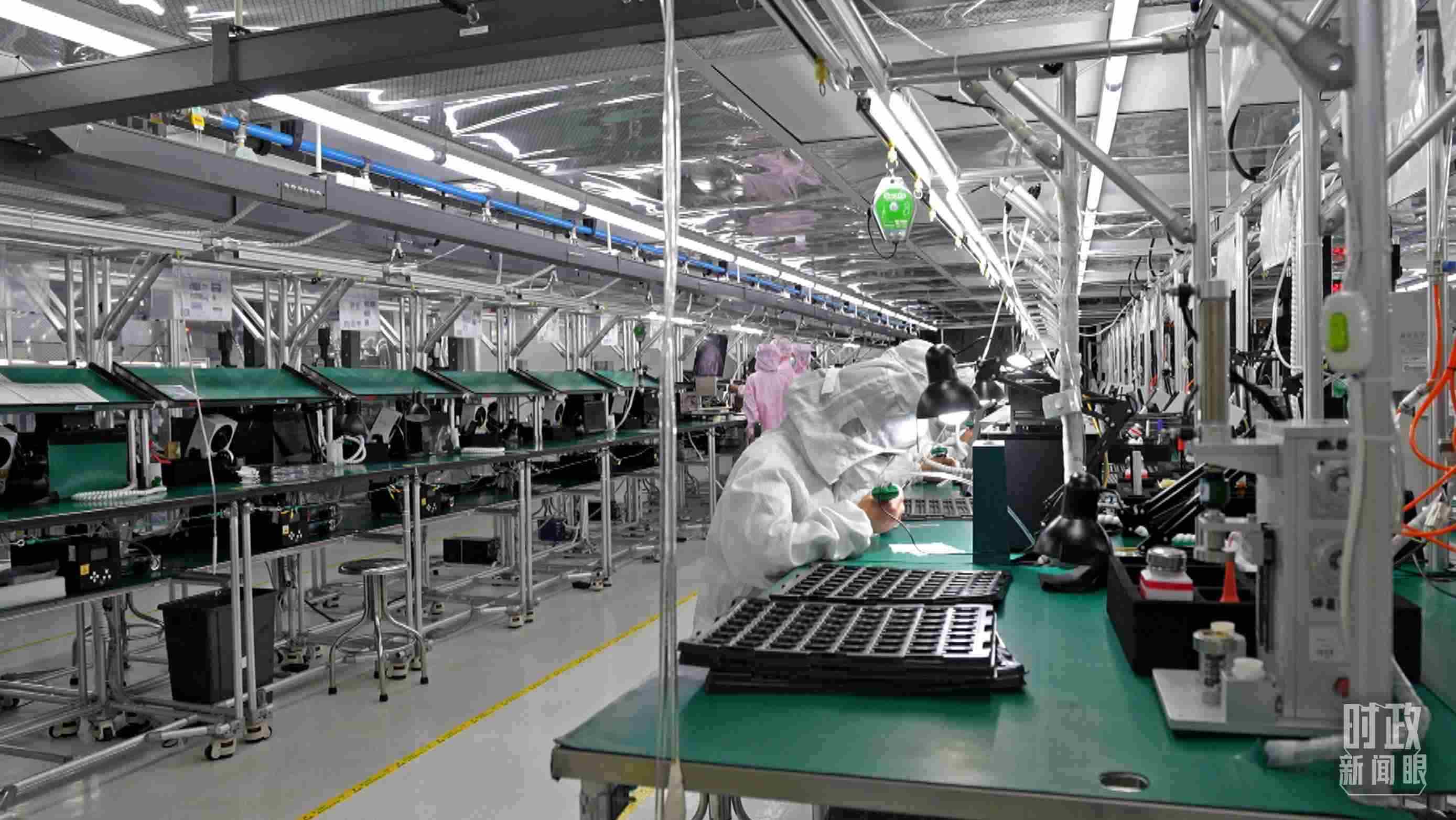 △四川省宜賓市極米光電有限公司的無(wú)塵車間光機(jī)組裝線。（總臺(tái)央視記者范學(xué)禹拍攝）