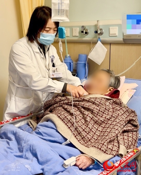 廖澤燕為張婆婆聽(tīng)診。人民網(wǎng)記者 金慧慧攝