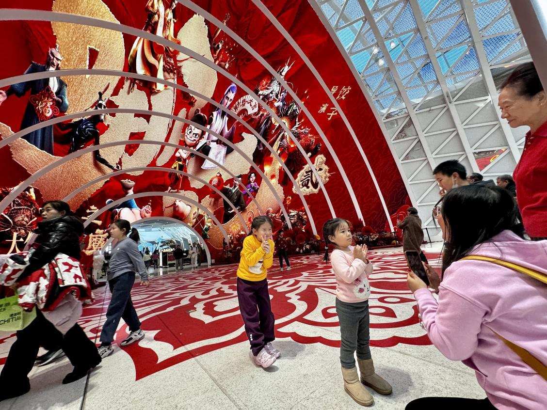 乙巳蛇年春節(jié)期間，影迷在《哪吒之魔童鬧?！肪薹笄芭恼沾蚩?。