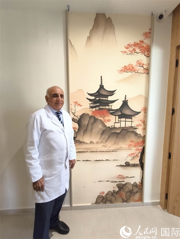 哈利勒的診所中國(guó)元素很濃。人民網(wǎng)記者 黃培昭攝