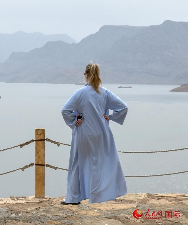 圖為一名游客正在俯瞰阿拉伯灣。人民網(wǎng) 塔里克·易卜拉欣攝