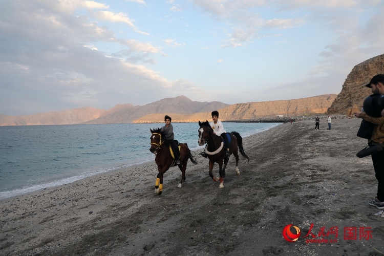 圖為游客在穆桑代姆一處海灘公園休閑玩耍。人民網(wǎng)記者 沈小曉攝