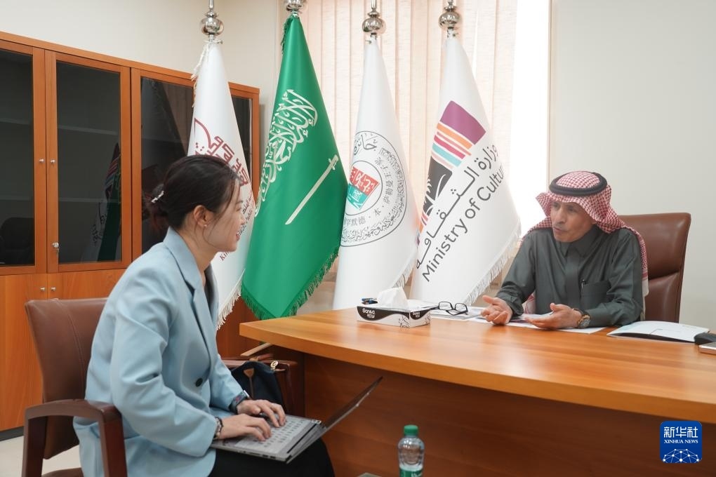 2月19日，“穆罕默德·本·薩勒曼王子沙特-中國文化合作獎”（簡稱“穆罕默德·本·薩勒曼王子獎”）秘書長阿卜杜勒·穆赫辛·阿基利（右）在沙特首都利雅得接受新華社記者專訪。新華社記者 尹炣 攝