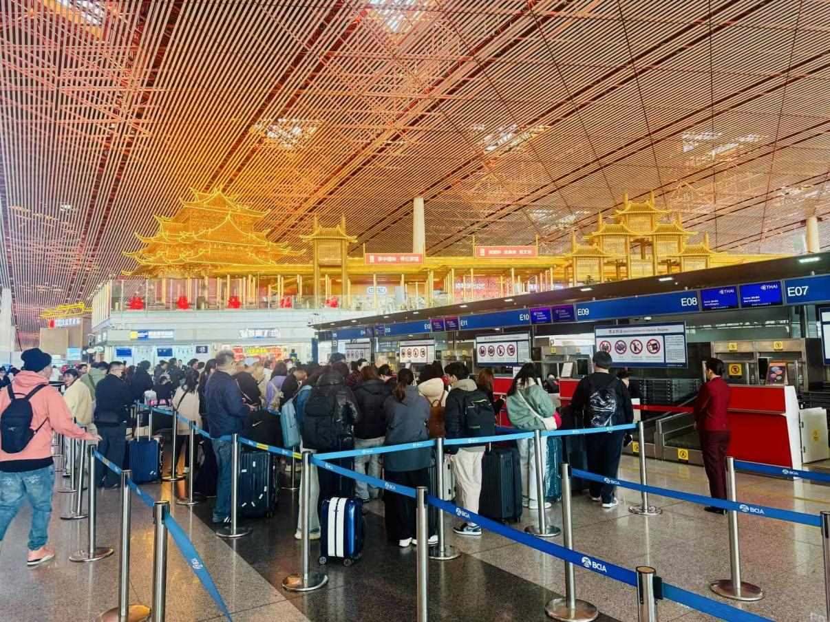 旅客在首都機(jī)場值機(jī)柜臺辦理乘機(jī)手續(xù)。人民網(wǎng)記者 喬雪峰攝
