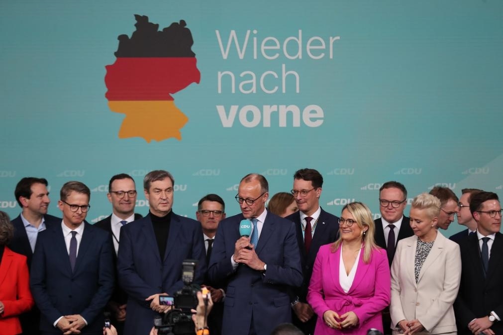 2月23日，在德國柏林的基督教民主聯(lián)盟總部，聯(lián)盟黨總理候選人默茨（中）在出口民調顯示領先后接受祝賀。新華社記者杜哲宇攝