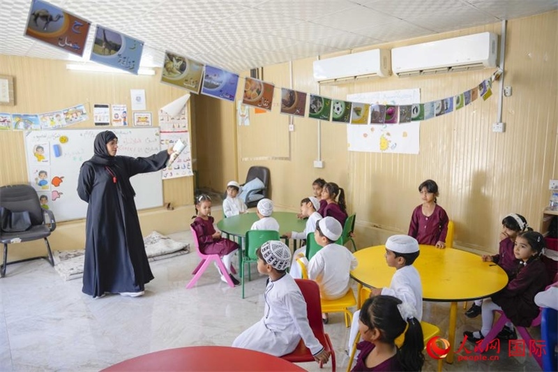 在庫(kù)姆扎爾的學(xué)校，老師正在給孩子們上課。人民網(wǎng) 塔里克·易卜拉欣攝