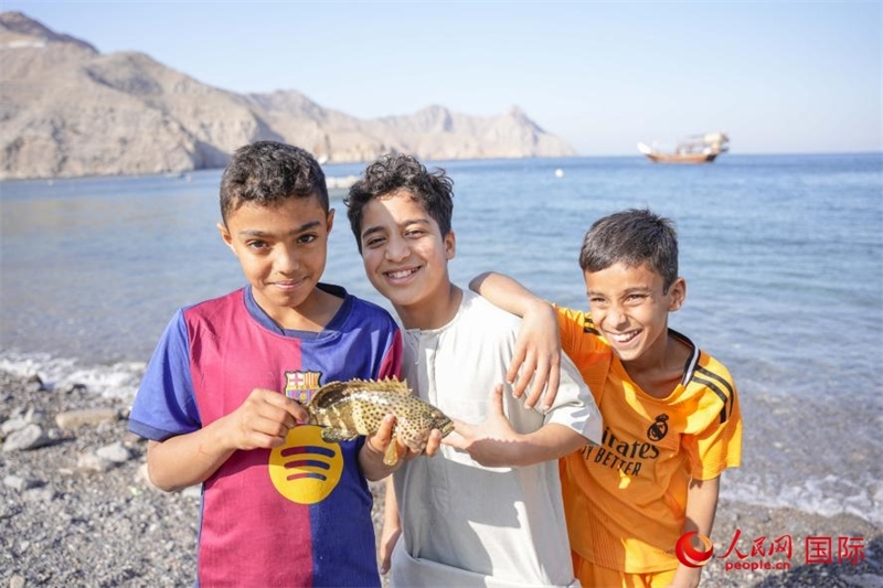 在海邊玩耍的孩子們。人民網(wǎng) 塔里克·易卜拉欣攝