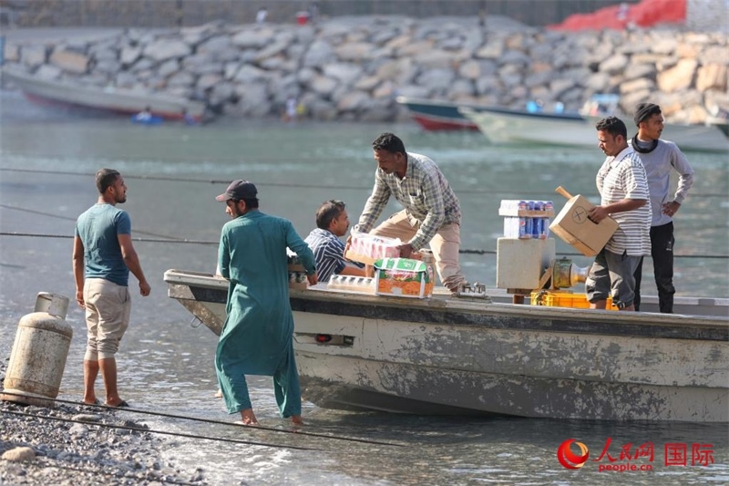 當(dāng)?shù)厝藗冊(cè)谶\(yùn)送生活物資。人民網(wǎng) 塔里克·易卜拉欣攝