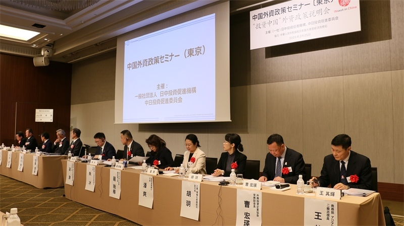 商務(wù)部和工業(yè)和信息化部相關(guān)司局負(fù)責(zé)人進(jìn)行政策說(shuō)明以及答疑解惑。人民網(wǎng) 許可攝