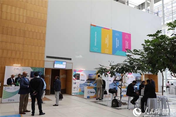 第5屆“共同金融”峰會(huì)在南非開(kāi)普敦國(guó)際會(huì)議中心開(kāi)幕。圖為與會(huì)嘉賓正在交談。人民網(wǎng)記者 戴楷然攝