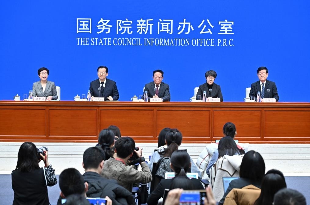 2月28日，國(guó)務(wù)院新聞辦公室在北京舉行國(guó)務(wù)院政策例行吹風(fēng)會(huì)，民政部副部長(zhǎng)唐承沛、財(cái)政部副部長(zhǎng)郭婷婷、自然資源部副部長(zhǎng)許大純、住房城鄉(xiāng)建設(shè)部副部長(zhǎng)姜萬(wàn)榮和國(guó)務(wù)院新聞辦公室新聞發(fā)言人介紹2024年國(guó)務(wù)院部門辦理全國(guó)人大代表建議和全國(guó)政協(xié)提案工作有關(guān)情況，并答記者問(wèn)。新華社記者 李鑫 攝