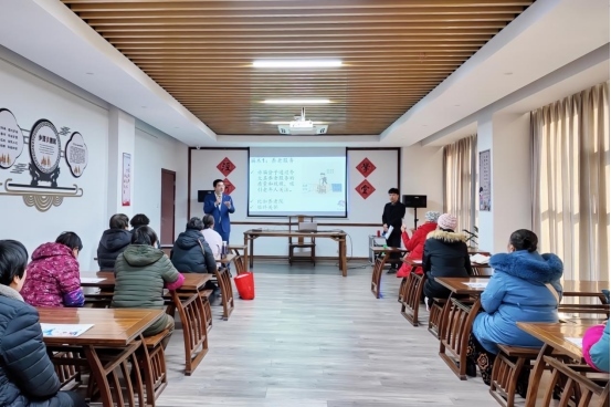 實(shí)踐支隊(duì)隊(duì)員在涇河村進(jìn)行反詐宣講。學(xué)校供圖