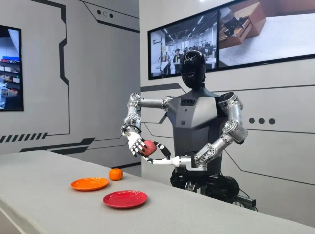 △2025年2月24日，北京“機(jī)器人大世界”展出的機(jī)器人正在完成日常家務(wù)。