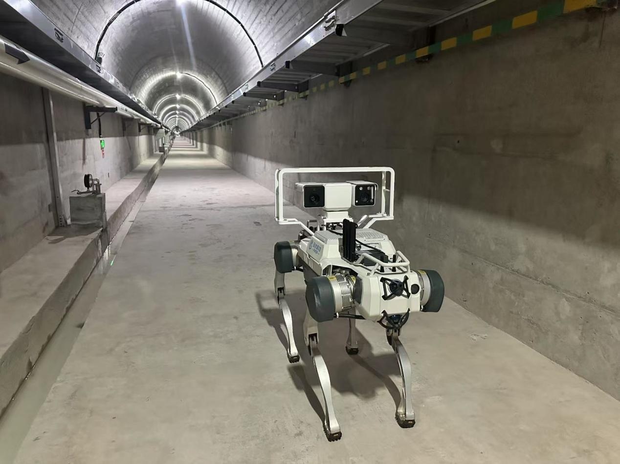 機器人正在對大壩廊道進行巡檢，重點監(jiān)測裂縫，滲水點，積水等。水利部供圖