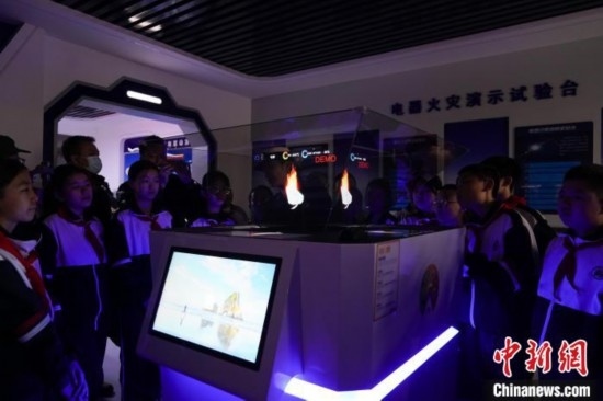 圖為學(xué)生們參觀道里區(qū)消防救援大隊(duì)消防科普體驗(yàn)館內(nèi)幻影成像燃燒三要素實(shí)驗(yàn)臺(tái)。中新社記者 趙宇航 攝