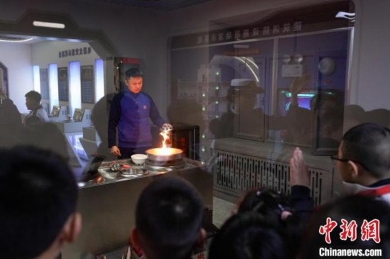 圖為學(xué)生們參觀道里區(qū)消防救援大隊(duì)消防科普體驗(yàn)館內(nèi)火場真實(shí)體驗(yàn)演示區(qū)。中新社記者 趙宇航 攝