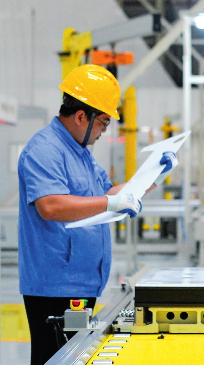 工人在位于廣東珠海的緯景儲(chǔ)能珠?！俺珿工廠”工作（2024年5月19日攝）。李任滋攝/本刊