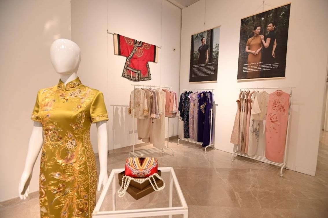 展覽現(xiàn)場(chǎng)展出各種款式的精美旗袍。新加坡中國(guó)文化中心供圖