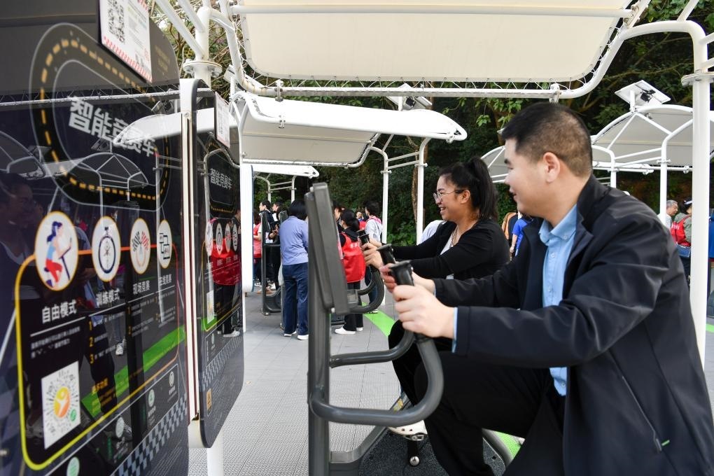 2024年1月20日，市民在蓮花山公園西區(qū)室外智能健身房參加競賽活動。當(dāng)日，深圳市室外智能健身競賽活動舉行。新華社記者 梁旭 攝