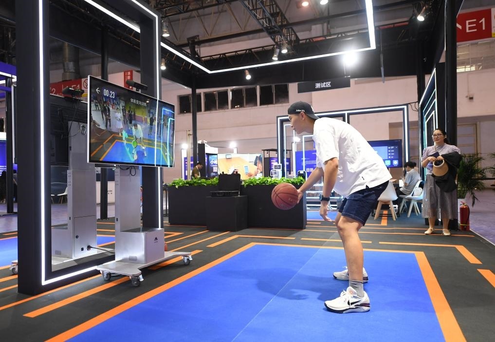 2023年8月25日，在HICOOL2023全球創(chuàng)業(yè)者峰會展覽展示區(qū)，觀眾體驗AI智慧體育運(yùn)動系統(tǒng)。當(dāng)日，HICOOL2023全球創(chuàng)業(yè)者峰會在位于北京市順義區(qū)的中國國際展覽中心（新館）開幕。新華社記者 任超 攝