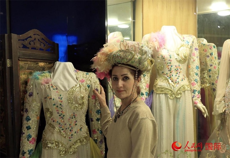 設(shè)計(jì)師展示阿拉伯阿巴斯王朝時(shí)期王冠。人民網(wǎng)伊納斯·易卜拉欣攝