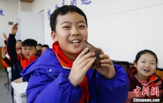 圖為學生在“國寶音樂會”社教課中體驗吹陶塤。中新社記者 馬銘言 攝