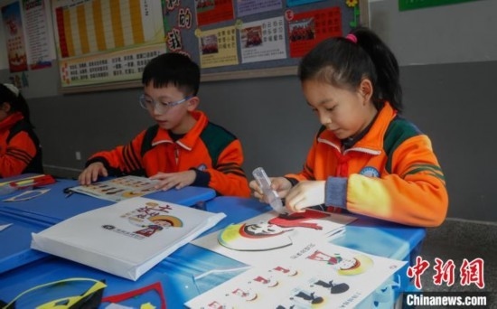 圖為學生參與“土族娃娃布貼畫”社教課。中新社記者 馬銘言 攝