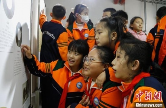 圖為學生參觀青海省博物館“1+3”主題流動展覽，了解在青海喇家遺址出土的齊家文化 · 玉三璜聯(lián)璧。中新社記者 馬銘言 攝